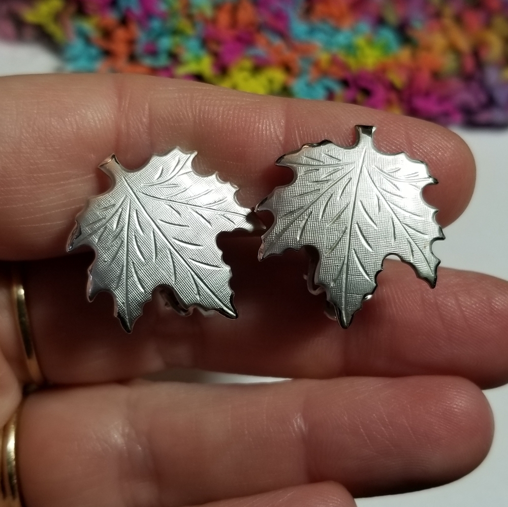 Relisted -Vintage maple leaf clip earrings silver tone tree nature woodland - Picture 10 of 10